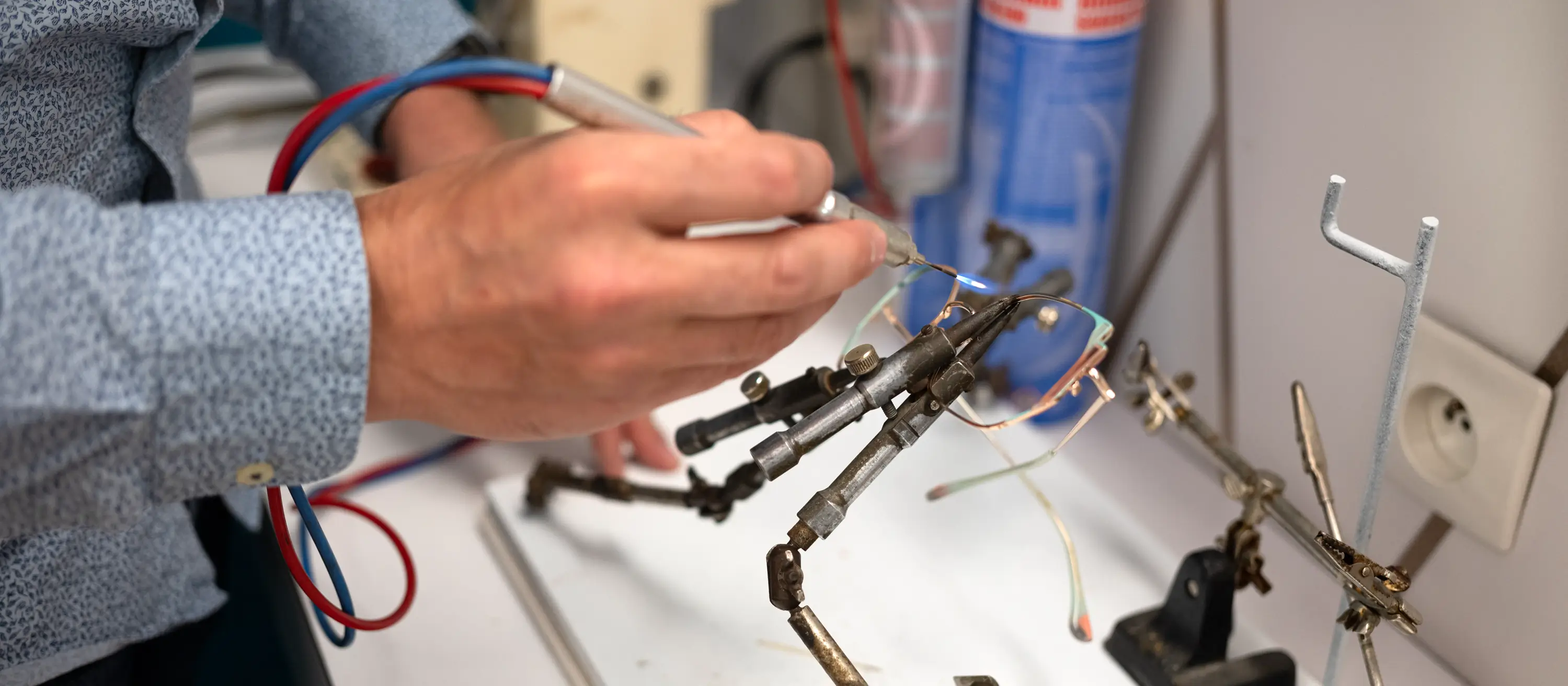 Technicien Optique Réparant Des Lunettes Avec Un Tournevis